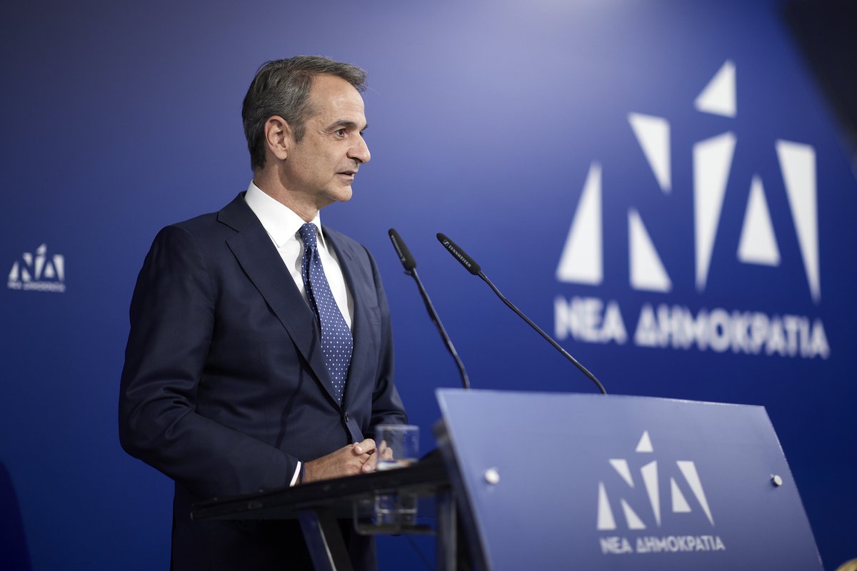 kmitsotakis's tweet image. Θέλω να ευχαριστήσω τη Μαρία Συρεγγέλα που κράτησε επί 19 μήνες το τιμόνι μας με αφοσίωση, ενδυναμώνοντας τη «ραχοκοκαλιά» του κόμματος. Και να ευχηθώ καλή επιτυχία στον Κώστα Σκρέκα για τα νέα του καθήκοντα. Ένας ακλόνητος Νεοδημοκράτης και ταυτόχρονα ένα έμπειρο στέλεχος.