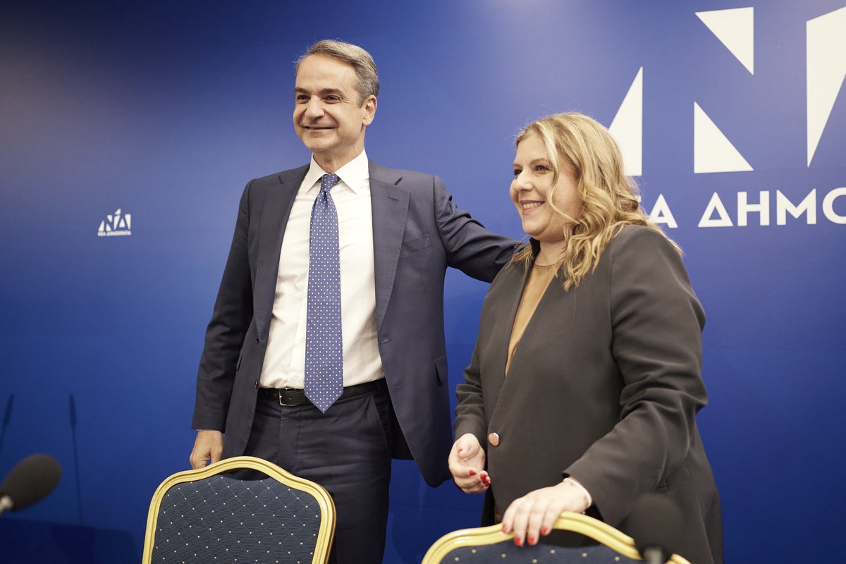 kmitsotakis's tweet image. Θέλω να ευχαριστήσω τη Μαρία Συρεγγέλα που κράτησε επί 19 μήνες το τιμόνι μας με αφοσίωση, ενδυναμώνοντας τη «ραχοκοκαλιά» του κόμματος. Και να ευχηθώ καλή επιτυχία στον Κώστα Σκρέκα για τα νέα του καθήκοντα. Ένας ακλόνητος Νεοδημοκράτης και ταυτόχρονα ένα έμπειρο στέλεχος.