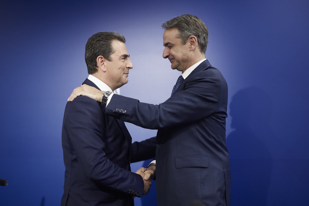 kmitsotakis's tweet image. Θέλω να ευχαριστήσω τη Μαρία Συρεγγέλα που κράτησε επί 19 μήνες το τιμόνι μας με αφοσίωση, ενδυναμώνοντας τη «ραχοκοκαλιά» του κόμματος. Και να ευχηθώ καλή επιτυχία στον Κώστα Σκρέκα για τα νέα του καθήκοντα. Ένας ακλόνητος Νεοδημοκράτης και ταυτόχρονα ένα έμπειρο στέλεχος.