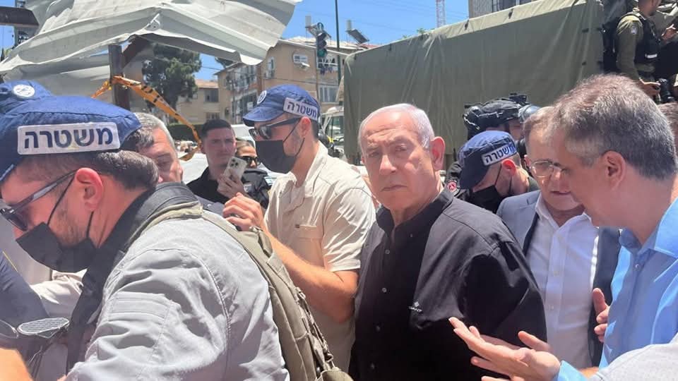 اسرائیلی وزیراعظم نیتن یاہو آخر کار پناہ گاہ سے باہر آ ہی گئے۔
نیتن یاہو کو اس حالت تک پہنچانے کا شکریہ ایران۔✨
الله پاک نے ایران کو مددگار بنا کر بھیجا ہے