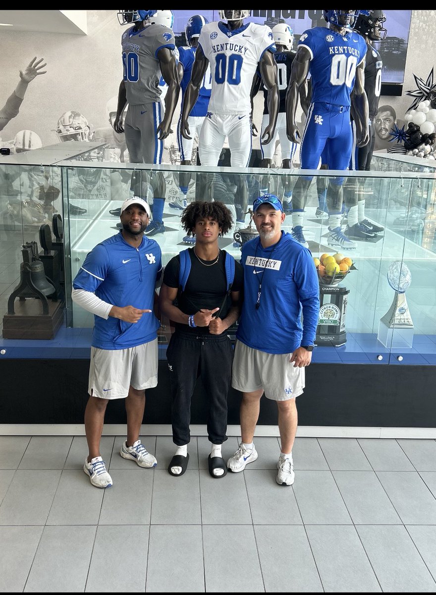 loia_valade's tweet image. After a great conversation with @CoachWhiteFB and @CoachC_Collins at UKβs prospect camp, I am blessed to receive an offer from the university of Kentucky! @PennySmith_ @Grade_aTraining @McCallieFB @JoelBradford_4 @supasettraining @cosimp4real #AGTG