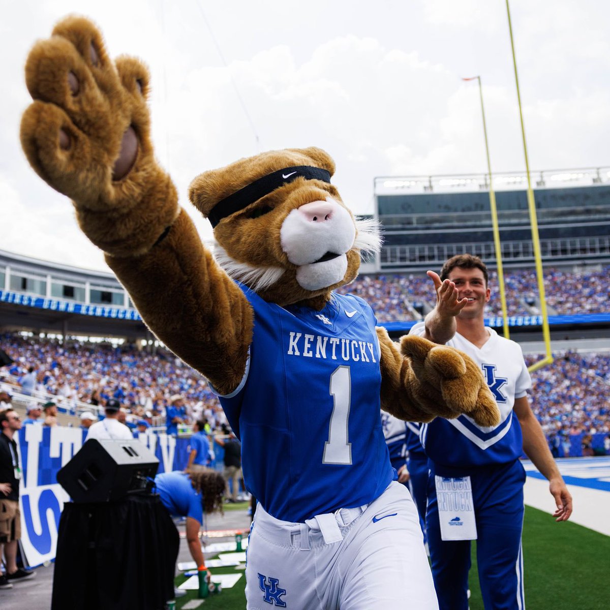 loia_valade's tweet image. After a great conversation with @CoachWhiteFB and @CoachC_Collins at UKβs prospect camp, I am blessed to receive an offer from the university of Kentucky! @PennySmith_ @Grade_aTraining @McCallieFB @JoelBradford_4 @supasettraining @cosimp4real #AGTG
