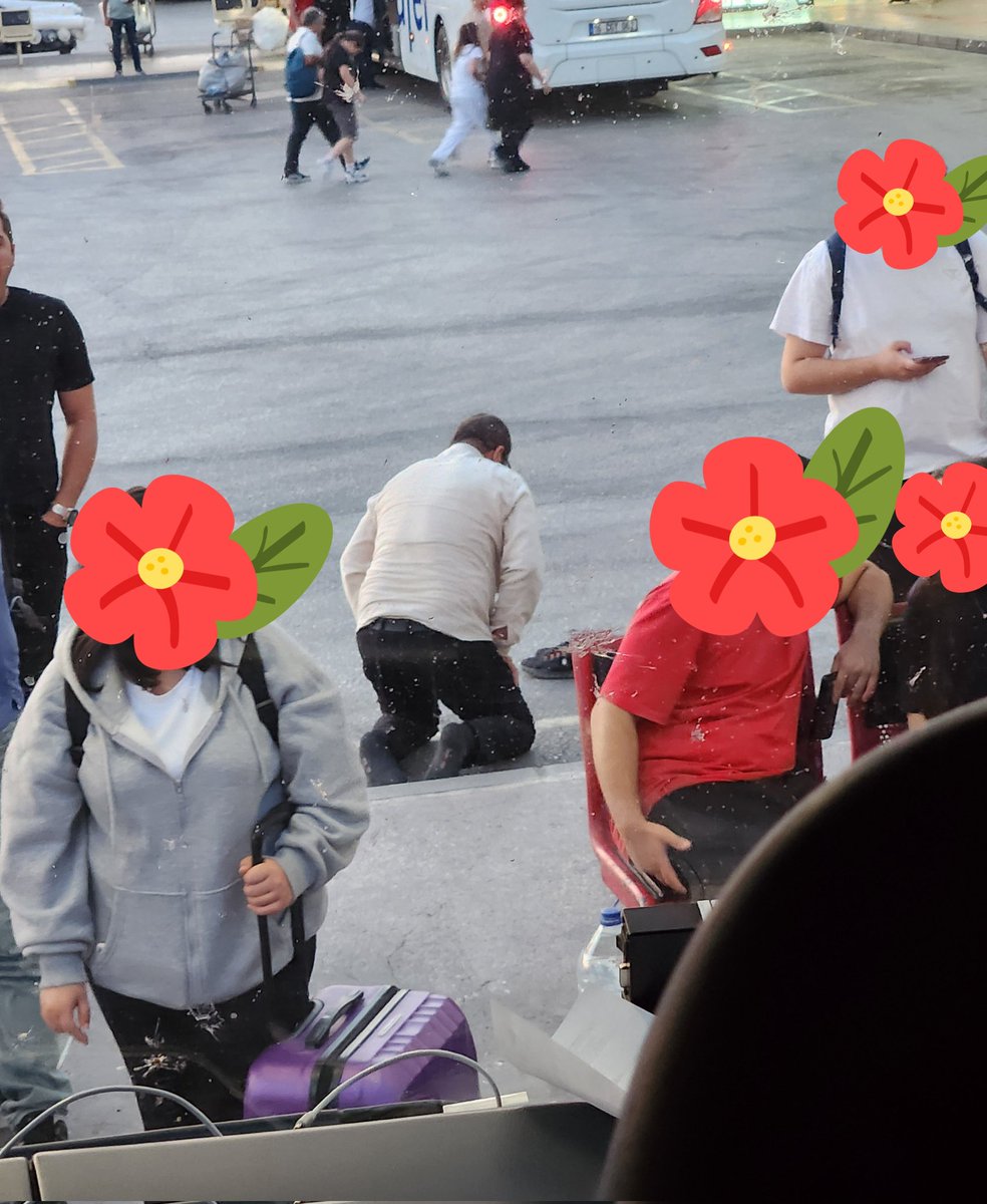 Bu şahısla aynı otobüsteyim bunu özellikle söylüyorum çünkü mola süresinin 30 dakika olduğu yerde indi otobüsün önünde milletin ayağını bastığı tükürdüğü tuvalet dahil ayakkabısıyla bastığı yerde namaz kıldı. Yahu herşeti şova döktünüz artık. Memleketin her yeri mescit #AKP #CHP