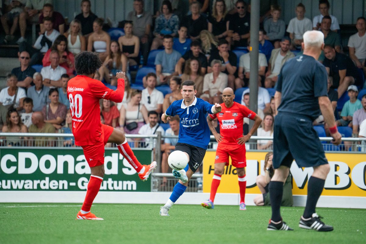 LwdZwaluwen's tweet image. 𝗙𝗖 𝗱𝗲 𝗥𝗲𝗯𝗲𝗹𝗹𝗲𝗻 𝗯𝗶𝗷 𝗭𝘄𝗮𝗹𝘂𝘄𝗲𝗻 | Ook FC de Rebellen kwamen zaterdag 14 juni naar Zwaluwen! De eerste helft gingen zij de strijd aan met Zwaluwen 1 (ruststand: 1-1), de 2e helft met oud-Zwaluwen 1. Eindstand: 3-6.
Meer foto's:  facebook.com/lwdzwaluwen/po…
