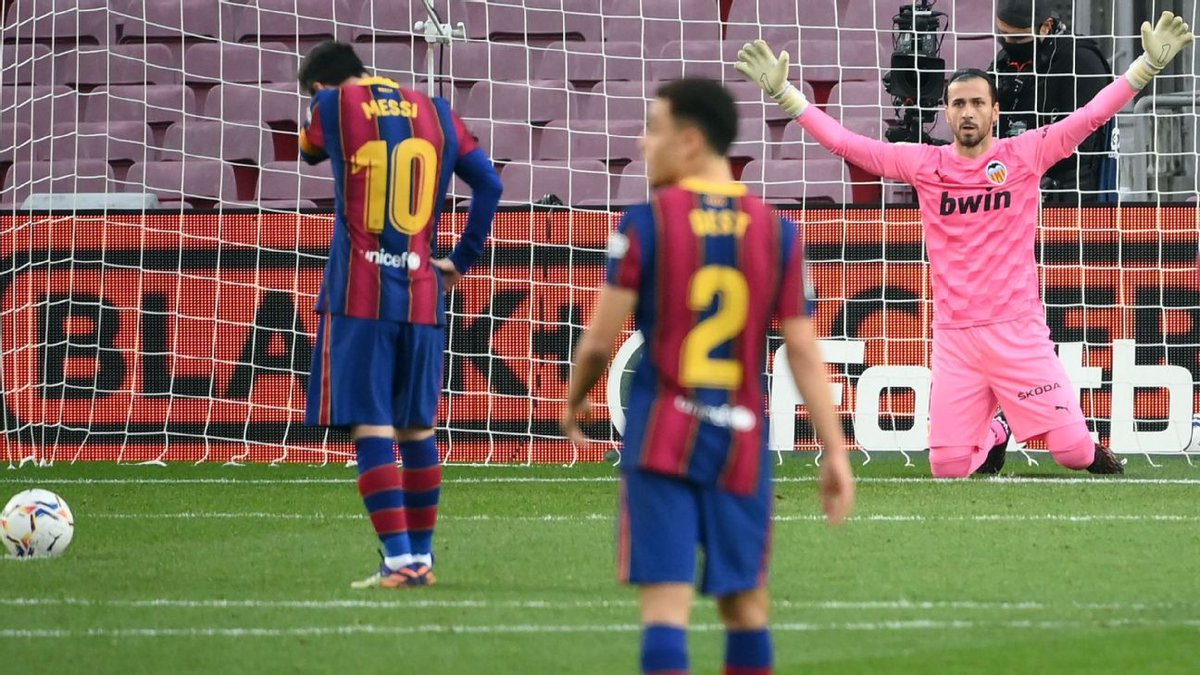 Més de JAUME DOMENECH:

"La veritat és que no era conscient del tema viral als penals... 🤣. Ho feia per a marejar al davanter, amb Messi em va eixir."

"Per culpa de posar-me de genolls en els penals, els àrbitres ho van prohibir des de la temporada següent" 😅😅😅