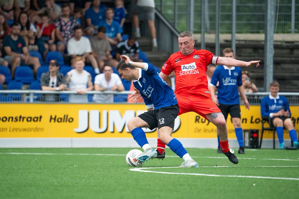 LwdZwaluwen's tweet image. 𝗙𝗖 𝗱𝗲 𝗥𝗲𝗯𝗲𝗹𝗹𝗲𝗻 𝗯𝗶𝗷 𝗭𝘄𝗮𝗹𝘂𝘄𝗲𝗻 | Ook FC de Rebellen kwamen zaterdag 14 juni naar Zwaluwen! De eerste helft gingen zij de strijd aan met Zwaluwen 1 (ruststand: 1-1), de 2e helft met oud-Zwaluwen 1. Eindstand: 3-6.
Meer foto's:  facebook.com/lwdzwaluwen/po…