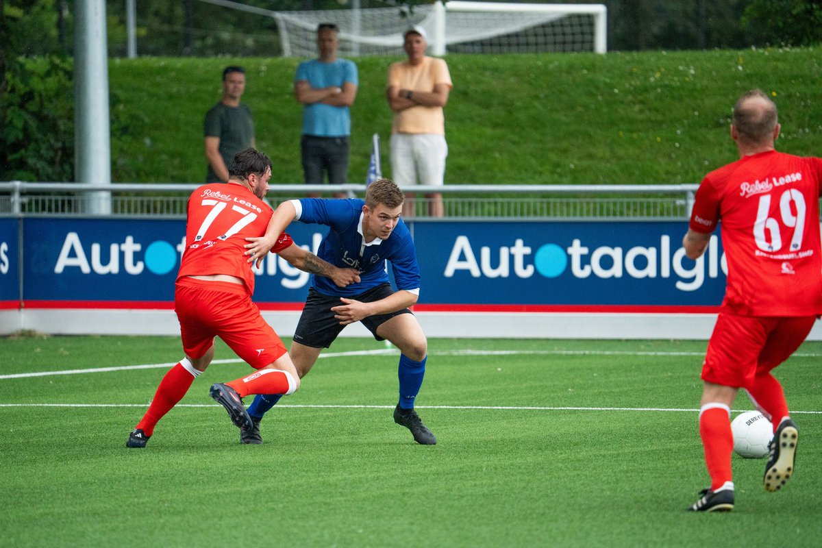 LwdZwaluwen's tweet image. 𝗙𝗖 𝗱𝗲 𝗥𝗲𝗯𝗲𝗹𝗹𝗲𝗻 𝗯𝗶𝗷 𝗭𝘄𝗮𝗹𝘂𝘄𝗲𝗻 | Ook FC de Rebellen kwamen zaterdag 14 juni naar Zwaluwen! De eerste helft gingen zij de strijd aan met Zwaluwen 1 (ruststand: 1-1), de 2e helft met oud-Zwaluwen 1. Eindstand: 3-6.
Meer foto's:  facebook.com/lwdzwaluwen/po…