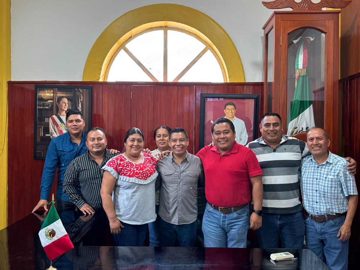EsInformativoMx's tweet photo. #Legislativo | 𝐃𝐢𝐩𝐮𝐭𝐚𝐝𝐨 @BenjaViverosOax 𝐦𝐚𝐧𝐭𝐢𝐞𝐧𝐞 𝐝𝐢𝐚́𝐥𝐨𝐠𝐨 𝐩𝐞𝐫𝐦𝐚𝐧𝐞𝐧𝐭𝐞 𝐜𝐨𝐧 𝐩𝐮𝐞𝐛𝐥𝐨𝐬 𝐝𝐞 #𝐎𝐚𝐱𝐚𝐜𝐚 

➡️ El legislador visitó los municipios de #Usila y #Tlacoatzintepec en la Chinantla

https://t.co/EWtE9NYYO8 https://t.co/iwVD6VhYNP
