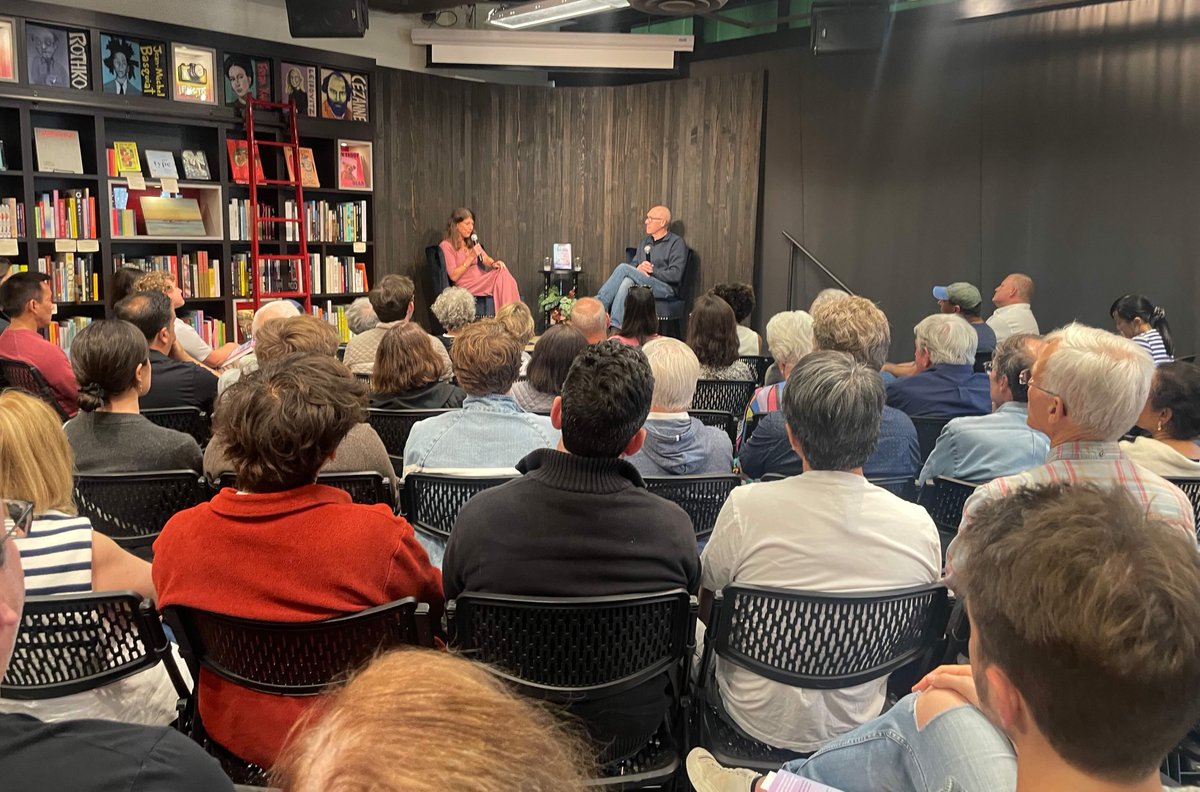 keachhagey's tweet image. So much fun to return to my old stomping grounds, @Keplers, to talk about THE OPTIMIST with @CadeMetz, whose book on AI, Genius Makers was a great help to me in my early research. Thanks to all who came out!