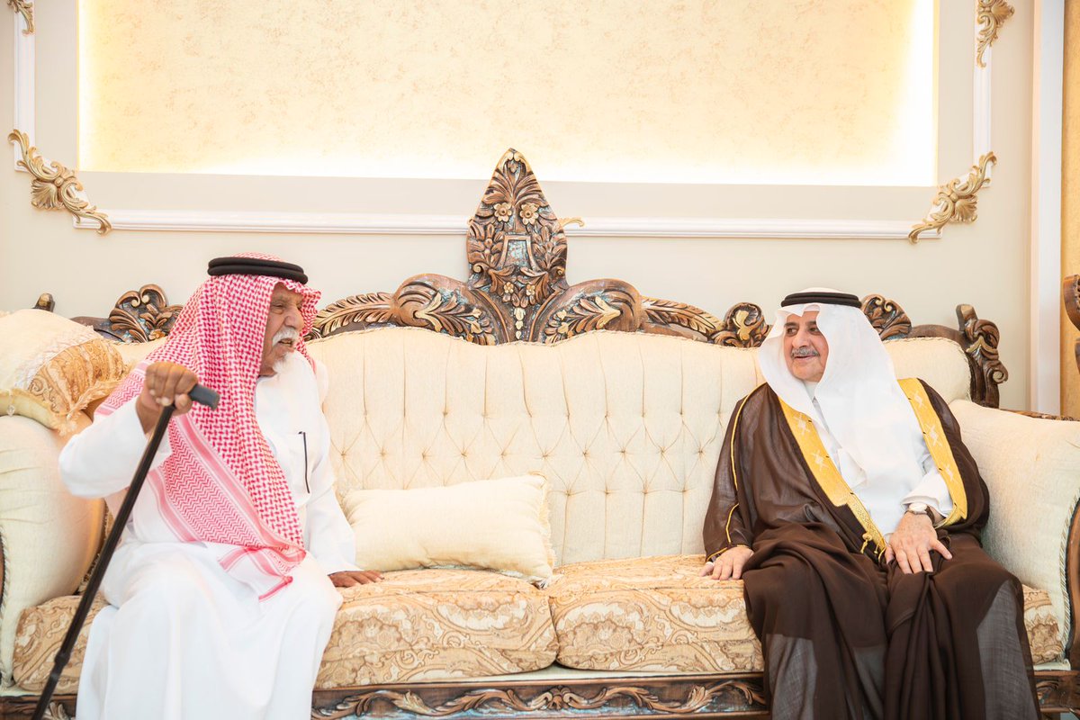 أمير تبوك يعزي الشيخ عبدالله الضيوفي في وفاة شقيقه 

قدم صاحب السمو الملكي الأمير فهد بن سلطان بن عبدالعزيز أمير منطقة تبوك، تعازيه ومواساته للشيخ عبدالله بن عتيق الضيوفي شيخ عشيرة الخمايسه، من قبيلة بني عطية، في وفاة شقيقه سالم بن عتيق الضيوفي -رحمه الله-.
جاء ذلك خلال زيارة قام