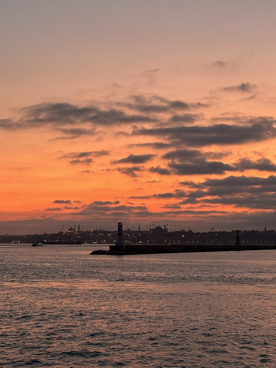 philesiaceae's tweet photo. gün batimi. #istanbulsunset https://t.co/TWPpTig2LK