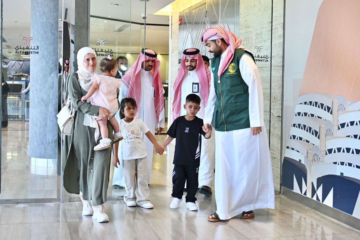 فهده بنت فهد ال سعود (@fahdafahadk) on Twitter photo بتوجيه القيادة.. وصول الطفل الفلسطيني "محمد خالد حجازي" إلى المملكة لتلقي العلاج
حيث أن الطفل فقد عينه اليمنى وتضررت عينه اليسرى بشدة نتيجة تعرضه لانفجار أثناء لعبه مع أصدقائه قرب منزلهم الذي دُمّر في مخيم جباليا شمال غزة في شهر مارس الماضي
<a href="/KSRelief/">مركز الملك سلمان للإغاثة</a> بتوجيه القيادة.. وصول الطفل الفلسطيني "محمد خالد حجازي" إلى المملكة لتلقي العلاج
حيث أن الطفل فقد عينه اليمنى وتضررت عينه اليسرى بشدة نتيجة تعرضه لانفجار أثناء لعبه مع أصدقائه قرب منزلهم الذي دُمّر في مخيم جباليا شمال غزة في شهر مارس الماضي
<a href="/KSRelief/">مركز الملك سلمان للإغاثة</a>