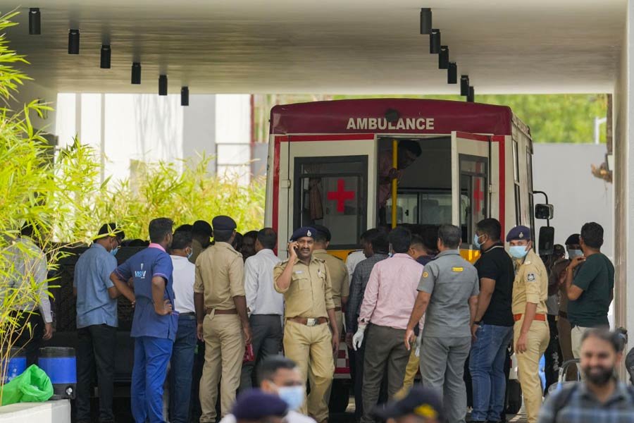 TheHindUVAACH's tweet image. #AhmedabadPlaneCrash: अब तक 125 व्यक्तियों के डीएनए मिलान की पुष्टि

कुल 124 मृतकों के परिवारों से संपर्क किया जा चुका है। अब तक 83 मृतकों के शव उनके परिजनों को सौंप दिए गए हैं।

गुजरात के मंत्री ऋषिकेश पटेल ने दी जानकारी।

#AirIndiaPlaneCrash #DNASamples #Gujarat #PlaneCrash