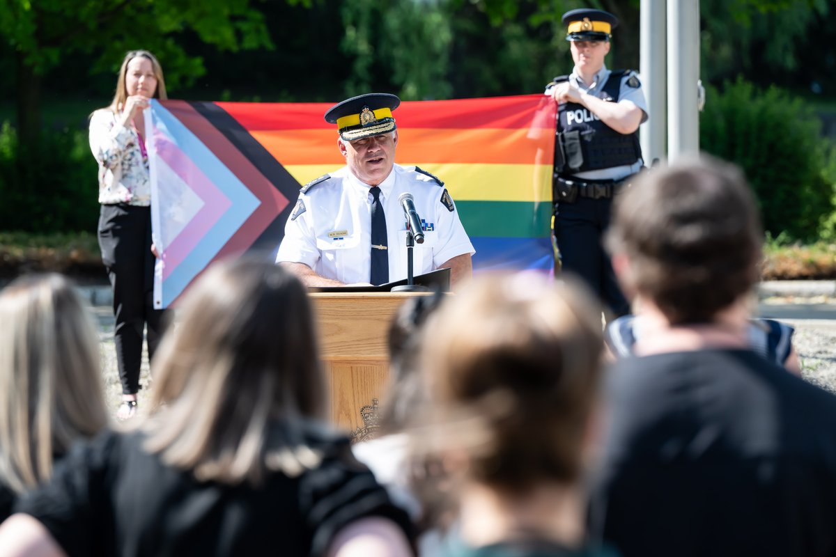 CommrRCMPGRC's tweet image. Fier de hisser le drapeau de la fierté à la DG-GRC à Ottawa ce matin; un symbole de force, de dignité et d’inclusion, valeurs que nous défendons dans nos rangs et dans les communautés que nous servons, dont celle des 2ELGBTQIA+. Bonne saison de la Fierté!