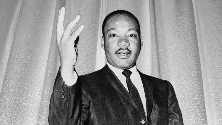 « Une nation qui produit de jour en jour des hommes stupides achète à crédit sa propre mort spirituelle. »
- Martin Luther King -