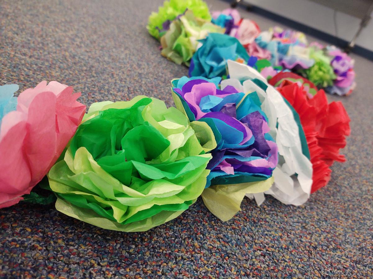 sfpl's tweet image. This Friday: #FamilyCrafternoon: #PaperFlowers

#LaFargeLibrary
Fri Jun 20
4–5:30pm

Learn to make easy, colorful #TissuePaperFlowers! Take some home or add your creations to our #CommunityFlowerGarland &amp;amp; help us transform the library w/ a colorful burst of handmade flowers!