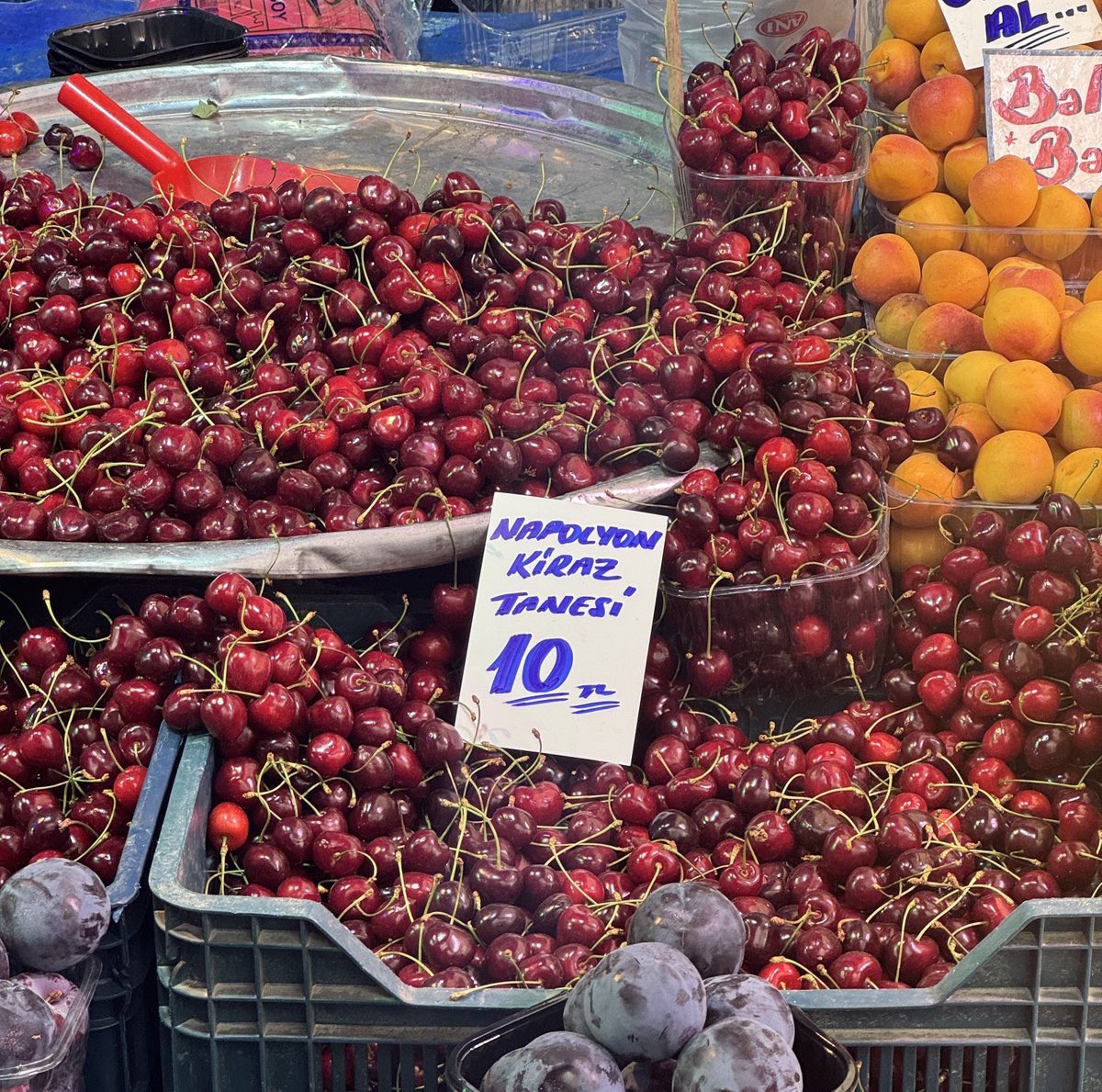 Savaş sanki bizim ülkemizde oluyor. 

Eskişehir bir pazarda kiraz, tane başına 10 TL’den satılmaya başladı.