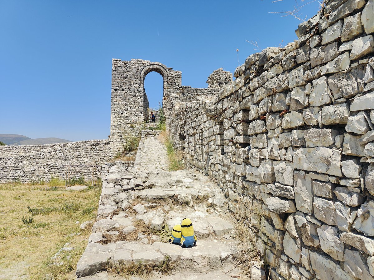 Saluditos desde #Berat, una verdadera maravilla en #Albania 😍. Sus cientos de ventanas 🪟, iglesias ⛪, vistas 👀, su castillo 🏰, buen rollismo y paisajes se han quedado un huequecito grande de nuestros corazoncitos 🥰 ¿Qué te parece? 😜