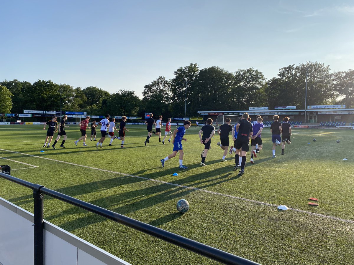 SDC12Denekamp's tweet image. Vanavond is de nieuwe JO19-1 alweer begonnen aan het eerste blok van het nieuwe seizoen. Na een kennismaking met de begeleiding in de kantine en met het team op het veld start de nieuwe trainer Rick Engbers de warming up #succes #ontwikkelen  #presteren