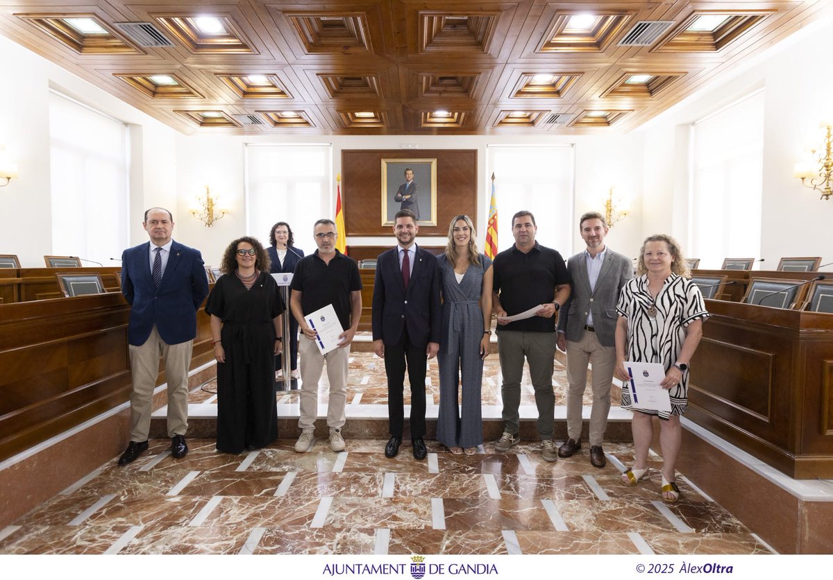 Reconeixement  a totes les persones  i col·lectius que es van volcar fa 8 mesos, en la DANA, per ajudar el veïnat i ajuntaments afectats per la pitjor catàstrofe recent que ha viscut el País Valencià.

Gràcies! Estem molt orgulloses del nostre poble! 🥹👏🏻👏🏻