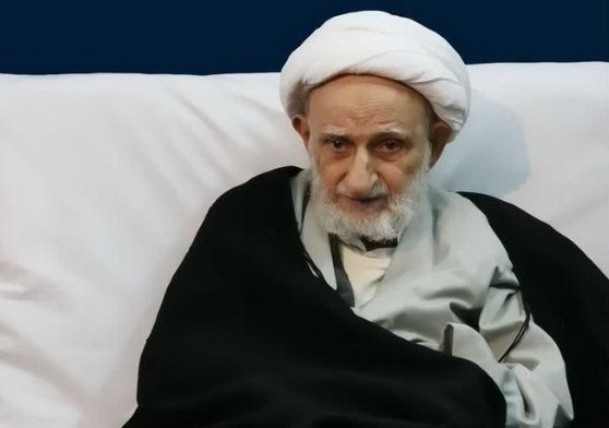 mojtaba117's tweet image. حضرت آیت الله بهجت می فرمودند:
اگر چیزی شبیه صاعقه یا بمب یا موشک به سمت شما آمد فوراً سجده کرده و ۷۰بار العفو گفته سپس معوذتین را هر کدام ۳بار بخوانید. ان شاءالله خطر رفع میشود
