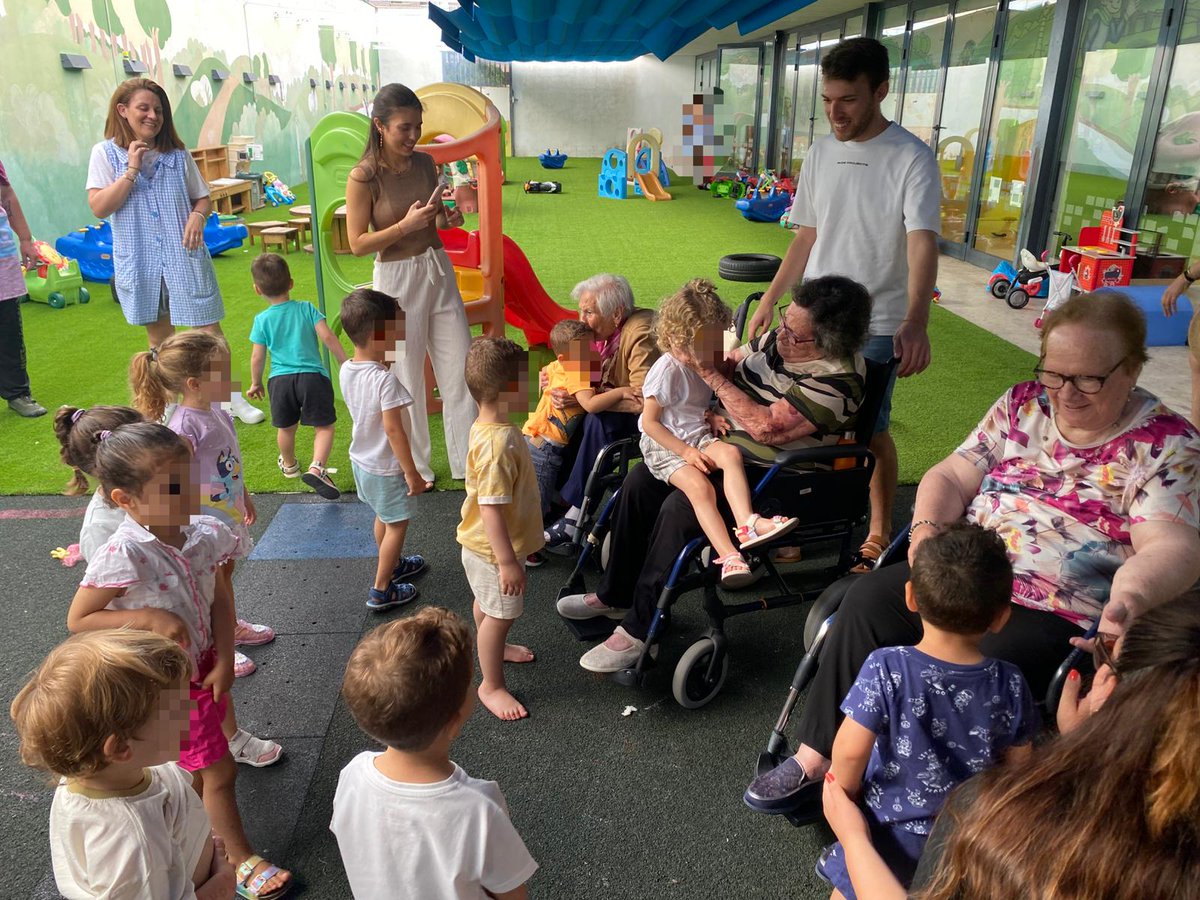 Experiència més que bonica i enriquidora per a fomentar la connexió intergeneracional entre els xiquets i la gent gran.

El projecte l'han desenvolupat entre l'Escoleta Infantil Municipal de Corea i la residència Maria Immaculada.