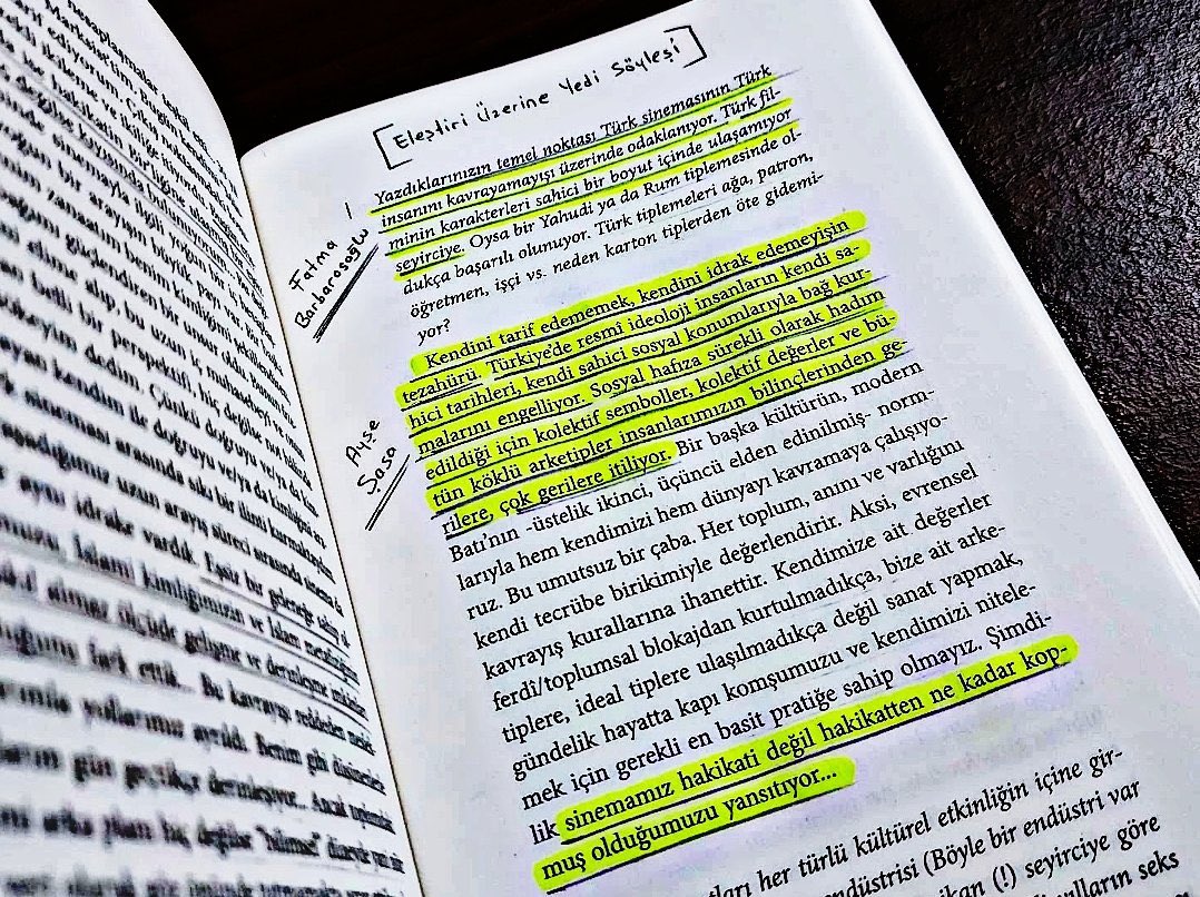 Kendini tarif edememek, kendini idrak edemeyişin tezahürü. Türkiye'de resmi ideoloji  insanların kendi sahici tarihleri, kendi sahici konumlarıyla bağ kurmalarını engelliyor.  

#AyşeŞasa