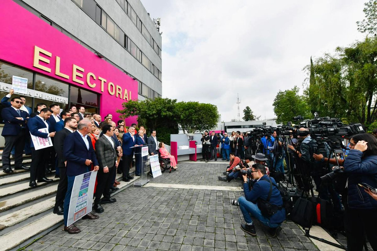 Junto a nuestro Presidente <a href="/alitomorenoc/">Alejandro Moreno</a>, llegamos al #INE no solo a presentar una impugnación, sino a dejar claro algo que millones ya saben: la justicia no se vota con acordeones ni se gana por consigna.

Nosotros no fuimos parte de esa farsa. #NoALaFarsaJudicial