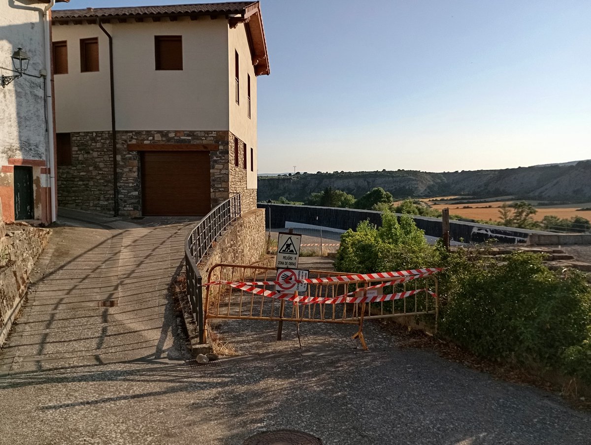¿Vos imachinaz que lo vuestro lugar estase arrodiau por un muro pa que un pantano no l'afogase?. Ixo pasa en Sigüés, a lo canto d'o río Esca.

#YesaNo