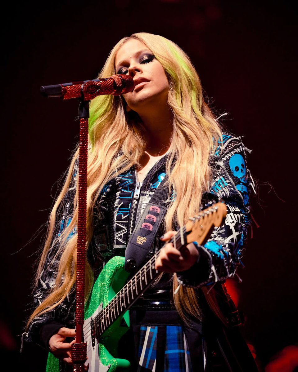 AvrilTribe's tweet photo. New photos! 🥰🤩

4

#AvrilLavigne  #GreatestHitsTour https://t.co/kBuyL6iP5A