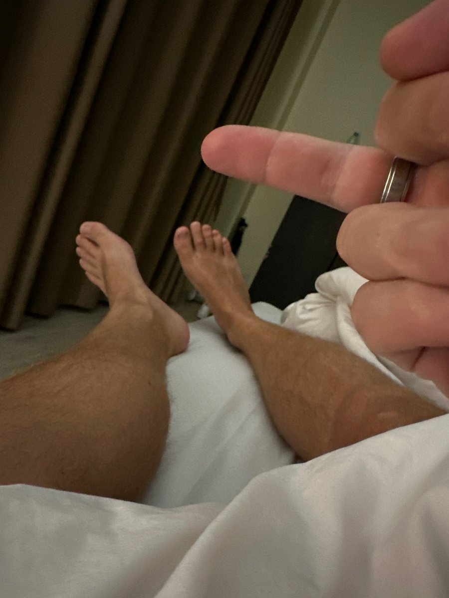 Hey esclavos, ¡es una nueva semana!
¡Es hora de servirme!
¡De rodillas y mándame un mensaje!
Déjame divertirme con tu cartera y hacer que mi cuenta bancaria esté aún más llena, jaja.