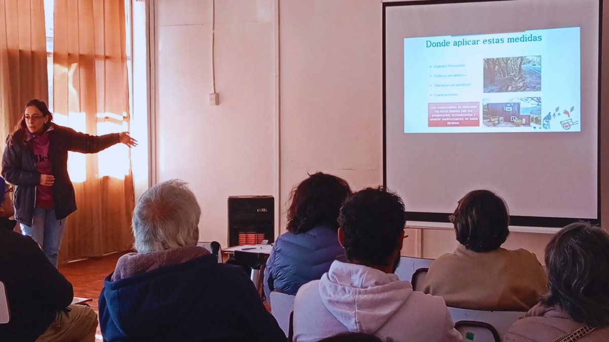 CONAF Valparaíso (@conaf_valpa) on Twitter photo En #SanFelipe, profesionales de nuestra institución capacitaron a más de 40 usuarias y usuarios del Programa de Desarrollo Local (Prodesal) de <a href="/INDAPValparaiso/">INDAP Valparaíso</a>🧑🌾en torno al Decreto Supremo 276/1980 que regula el uso del fuego para eliminar desechos agrícolas y forestales. En #SanFelipe, profesionales de nuestra institución capacitaron a más de 40 usuarias y usuarios del Programa de Desarrollo Local (Prodesal) de <a href="/INDAPValparaiso/">INDAP Valparaíso</a>🧑🌾en torno al Decreto Supremo 276/1980 que regula el uso del fuego para eliminar desechos agrícolas y forestales.