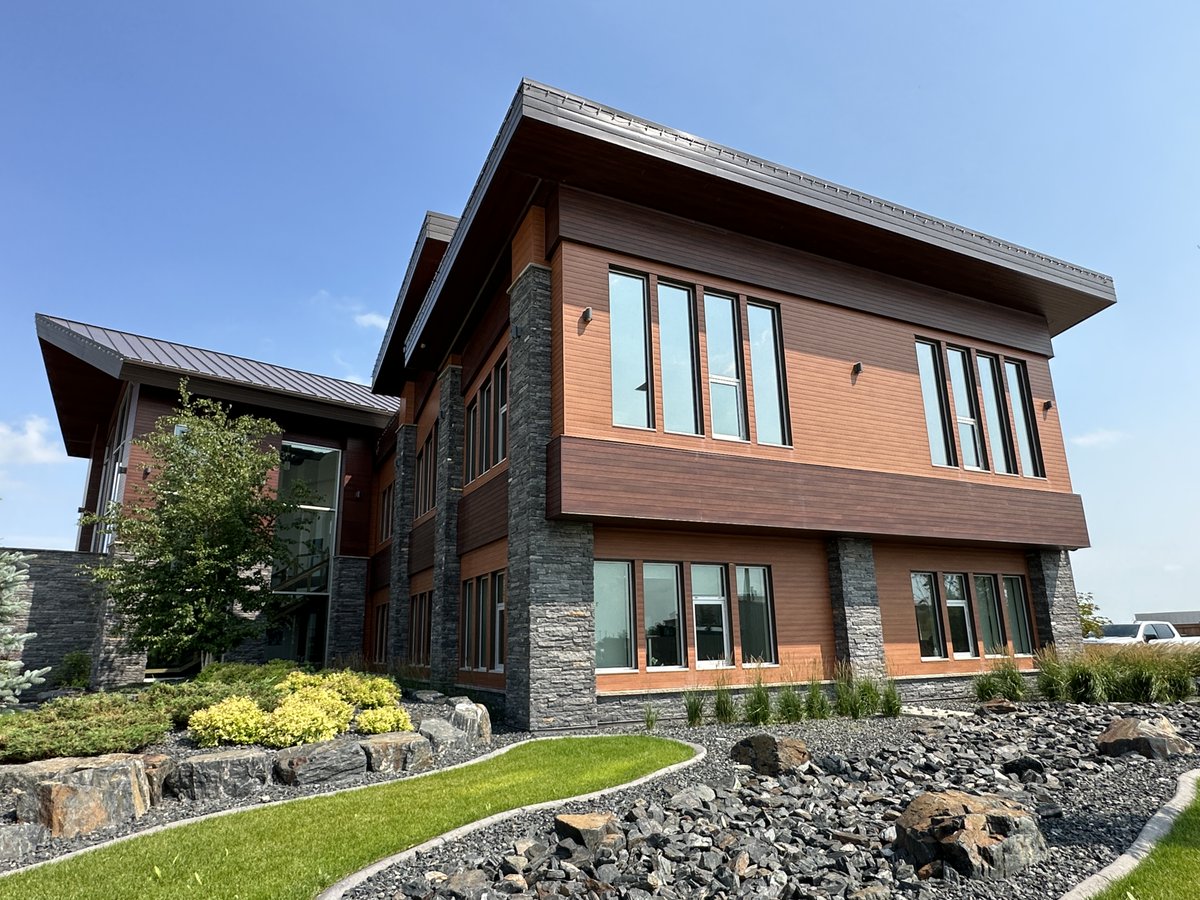 RoofsTemple's tweet image. This commercial siding installation pairs modern style with the proven strength of metal cladding, delivering a durable, low-maintenance exterior.

#TempleMetalRoofs #CommercialSiding #ArchitecturalCladding #MetalDesign #WoodGrain #DurableExteriors #BuiltToLast #Longboard