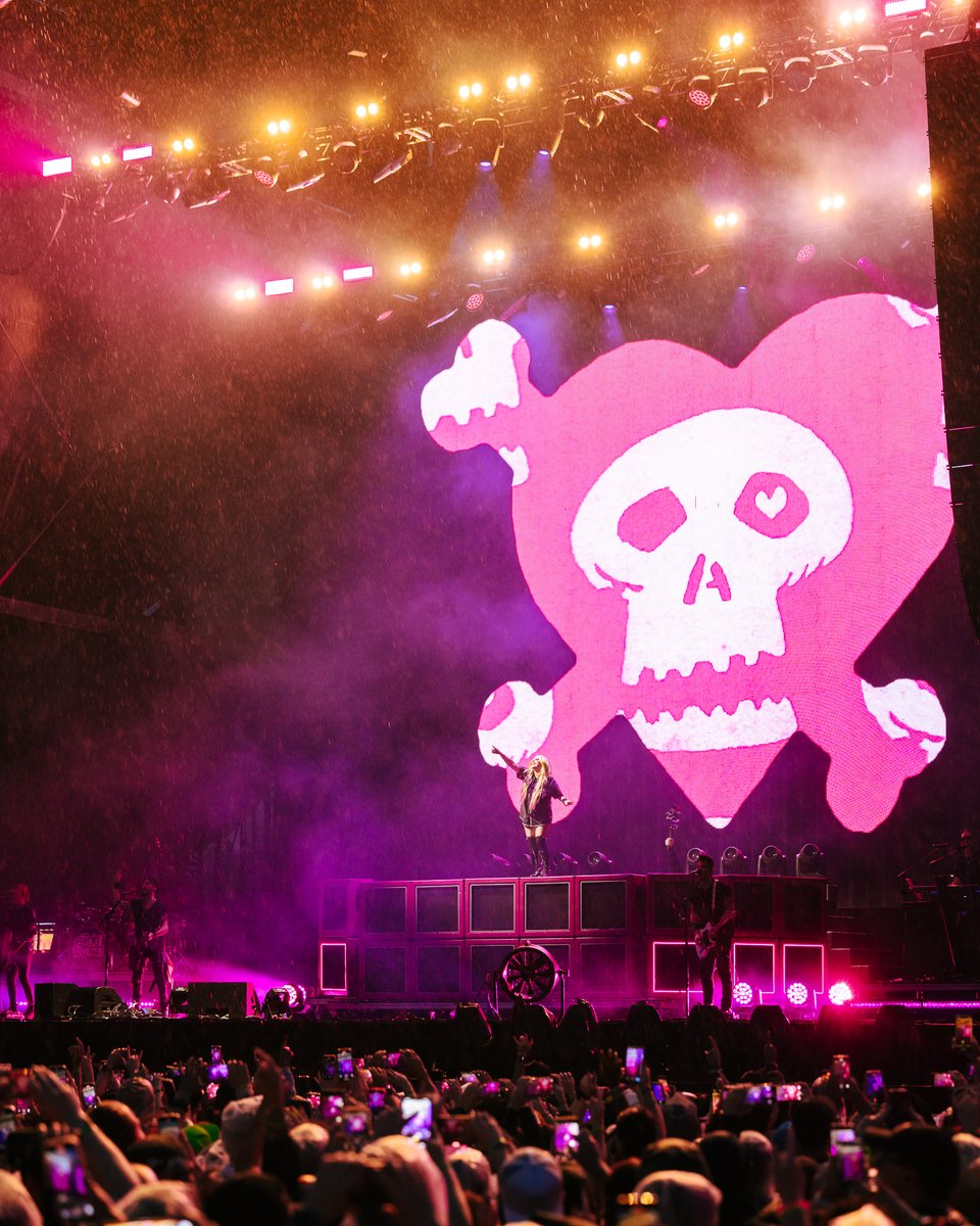the rain didn't stop <a href="/AvrilLavigne/">Avril Lavigne</a> from burning down the stage 🔥