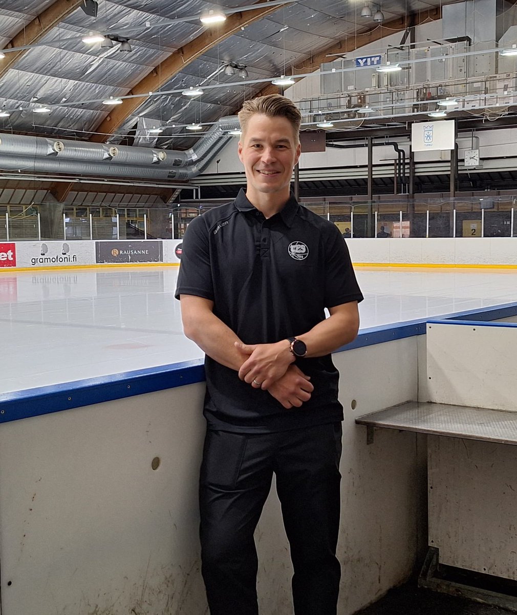 TPS Juniorijääkiekko on nimittänyt Henri 
Heinon uudeksi harrastevastaavaksi!🔥

Heino aloittaa tehtävässään maanantaina 28.7.2025, jolloin käynnistyy myös seuran järjestämä perinteinen TS-jääkiekkoleiri – sopiva ajankohta hypätä mukaan arjen toimintaan lasten ja nuorten parissa.