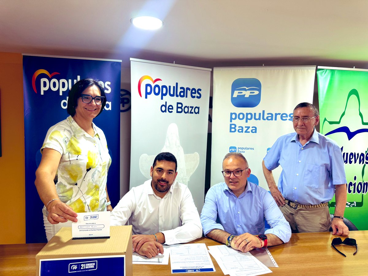 🗳️ En la tarde de hoy,en la Sede del Partido Popular de #Baza, he votado por @anunezfeijoo para que continúe liderando el <a href="/partidopopular/">partidopopular</a> <a href="/ppandaluz/">PP de Andalucía</a> <a href="/ppgranada/">PP Granada</a>
Es el presidente que España necesita
 #21CongresoNacional
Junto al alcalde Pedro J. Ramos Martinez y  Francisco J Pérez