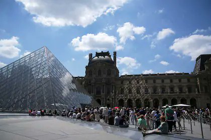 El Museo de Louvre cerró sus puertas este lunes, tras una protesta del personal, acusaron que se convirtió en un indicador del sobreturismo global, la falta de empleados y condiciones de trabajo “insostenibles”