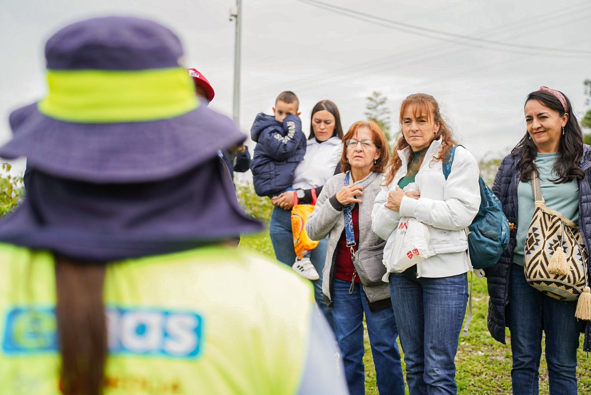 ¡Juntos aprendemos! ✨

10 operarios y sus familias nos visitaron en el Centro Inteligente de Gestión Ecológica La Esmeralda en #Manizales 🌻, donde aprendieron sobre el manejo integral de los residuos, nuestras especies de flora en el vivero y cómo operamos en 9 municipios 🧵👇