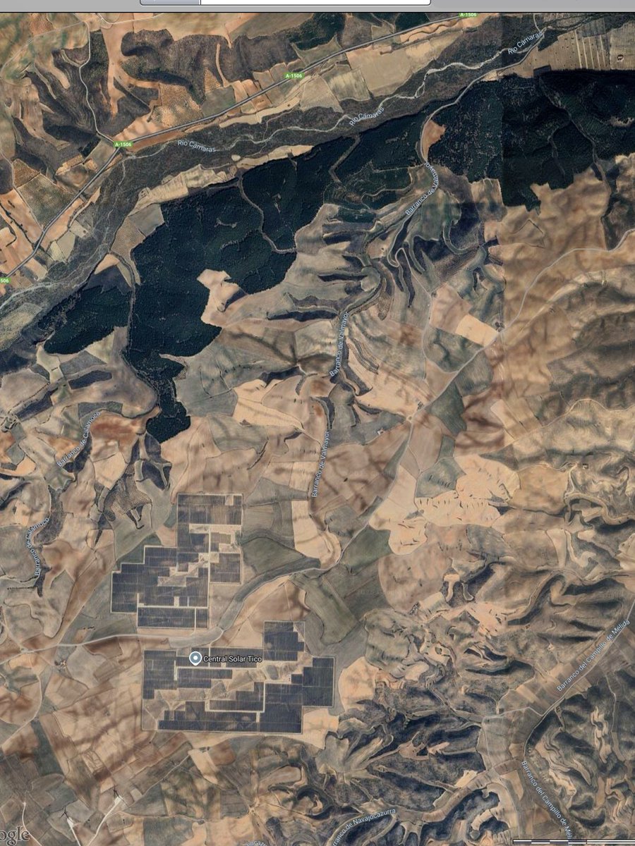 DesdelRibazo's tweet photo. @meteo_aragon Habría que investigar el comportamiento hidrologico del barranco de Valmayor, afluente por la derecha del río Cámaras. En su zona media hay cientos de hectáreas de plantas fotovoltaicas. Por no hablar de los CIENTOS de molinos y km de pistas que hay en toda la cuenca del Cámaras https://t.co/EvWgdwaFIV