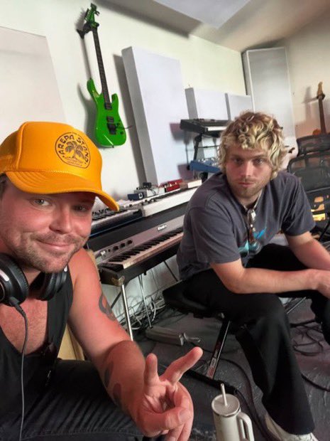 LashtonComforts's tweet photo. Lashton content from ashton? we’re so winning?! https://t.co/3sLhBVLLcx