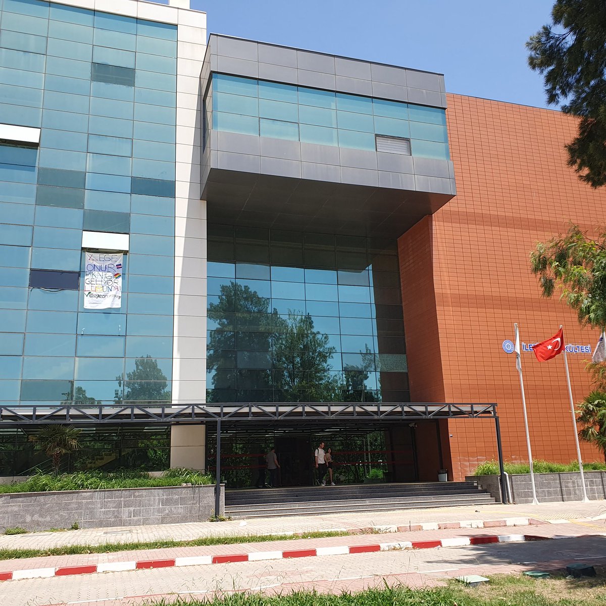 Katılmak istiyorsan bize ulaş lubunya.
Tabağımızı, çanağımızı bayraklarımızı alıp vegan yiyeceklerimizle, oyunlarımızla, dayanışmamızla bir araya geliyoruz.
Ege Onur Pikniği sadece bir piknik olmadı hiç. Eğer birleşip gelirsek çok daha fazlasını da yaparız.