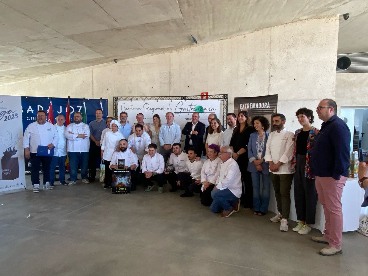 psoebadajoz's tweet photo. 🧑🍳 Hoy @silgoncha ha asistido al #CertamenGastronomia2025 que ha dado como ganador a Francisco Sayago de #SrPato
📊#Gastronomia y #hosteleria son motores de desarrollo y crecimiento que #Badajoz debe potenciar de modo decidido
#PSOEBadajoz #VamosConBadajoz https://t.co/KcbwzKdzqM