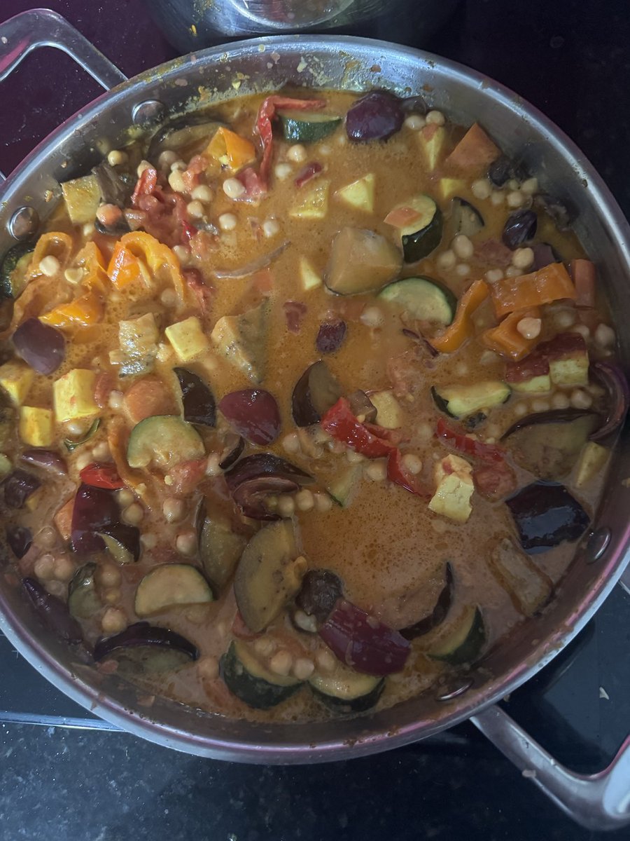 Monday evening what’s lurking in the fridge and what can I find in the cupboard- a paneer and vegetable curry (shame we appear to be out of rice!)