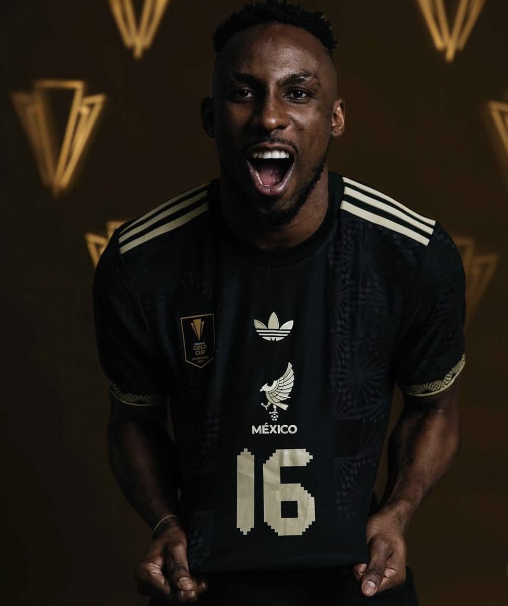 📸• خوليان كينونيس خلال جلسة التصوير رفقة المنتخب المكسيكي 🇲🇽❤️