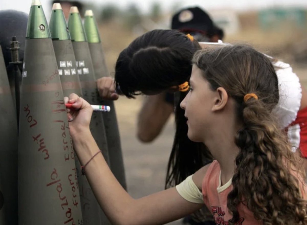 Semasonk1's tweet image. عمري ما أنسي الصورة دي
عمري ما أنسي إن محدش إتكلم عنها كفايا ولا حد وقتها طلع يرد
عمري ما أنسي كمية القهر اللي كانت وقتها
كل علق خايف عالأطفال المدنيين الأبرياء اللي يا حرام ملهمش ذنب، روح غطيها
أطفالهم مش أحسن من أطفالنا
دمهم مش أحسن من دمنا
قاعدين نمشيها إنسانية لغاية ما حياتنا