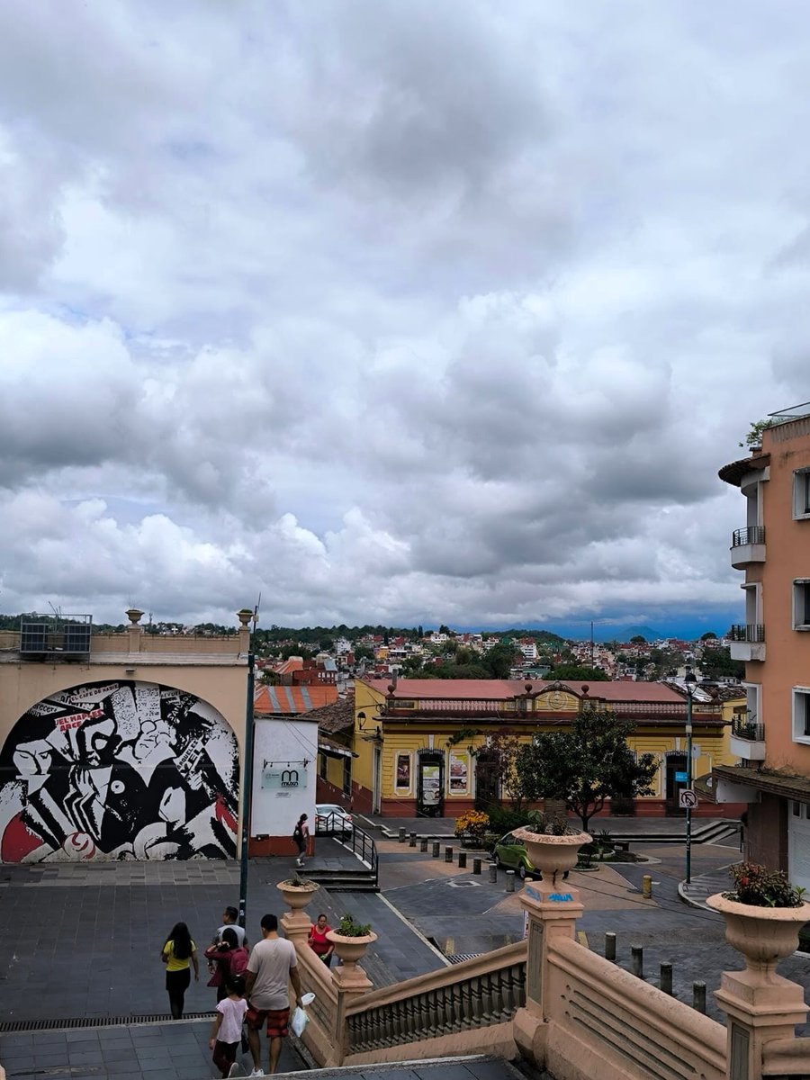 Después de una buena lluvia, todo se ve más claro 🌧️. Las calles respiran, los tanques se llenan y el agua encuentra su camino 💧. Ver el cielo despejado y sentir el aire fresco nos pone felices, encontrar nuestros sistemas llenos aún más, ¡feliz #LunesDeNubes!
#CaptaLaLluvia