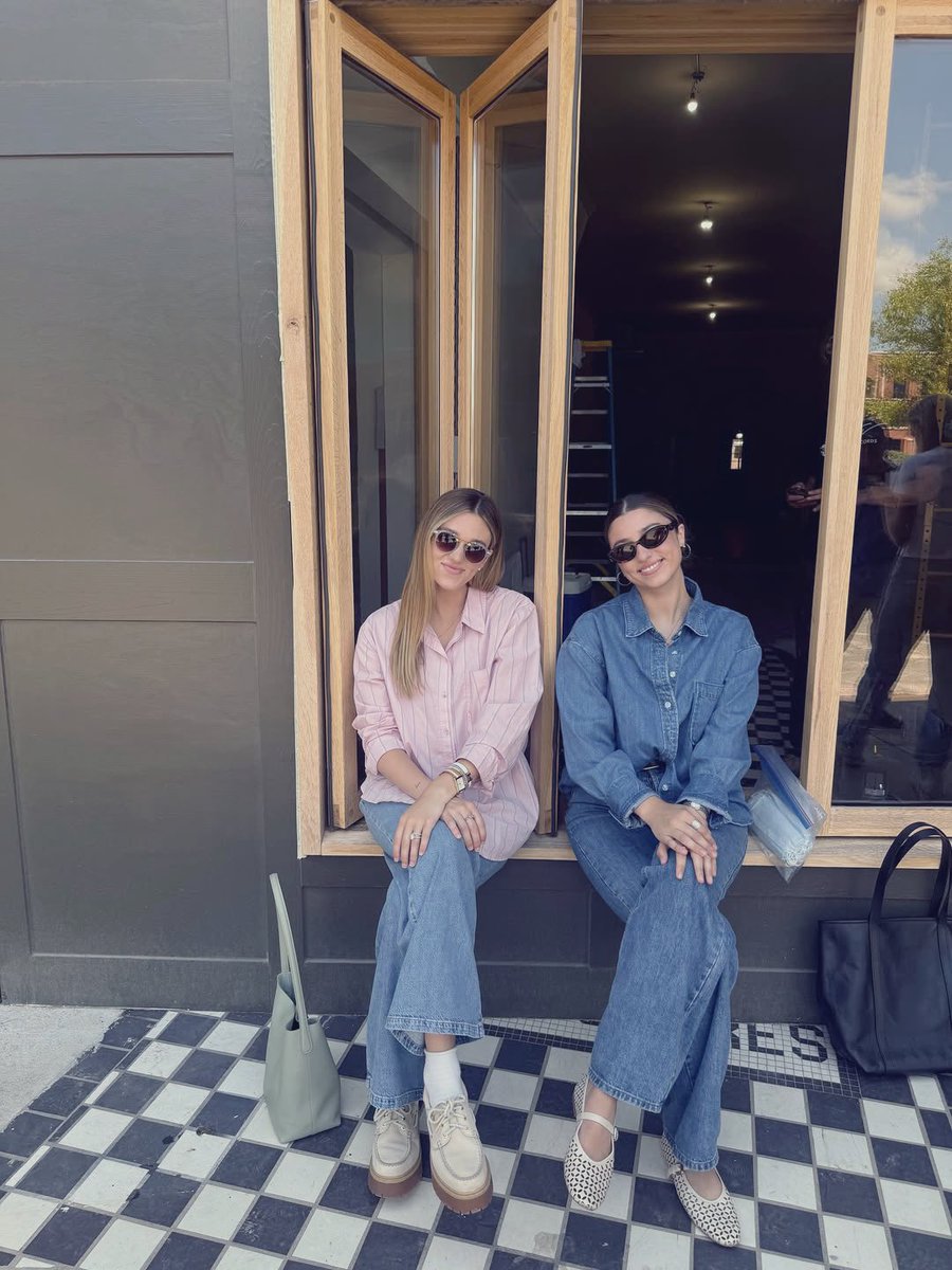graciouslegacy's tweet photo. sista sista! 👯‍♀️👯‍♀️ https://t.co/3OY0vTmrot