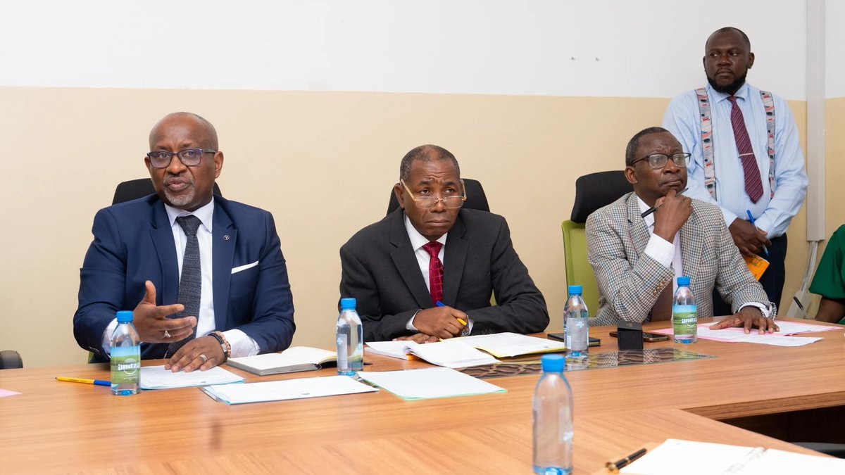 #Activités – Le ministre de l’Enseignement supérieur et de la Recherche scientifique, le Dr Simplice Désiré Mamboula  a présidé, ce lundi 16 juin, une séance de travail à l’UNG, en présence des responsables des établissements de l’enseignement supérieur public.