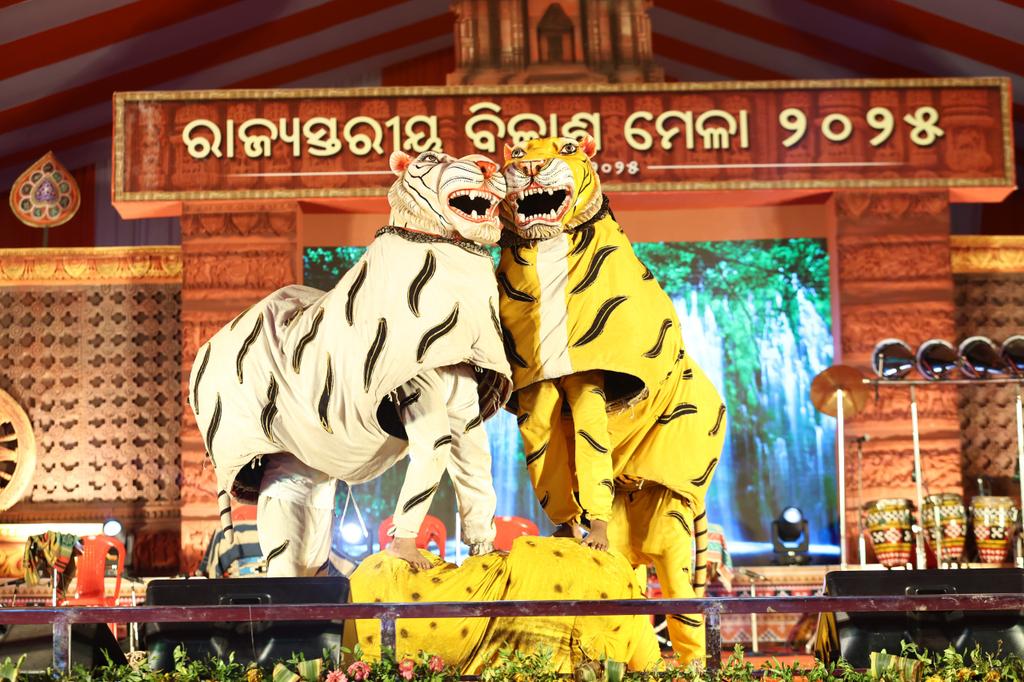 nilambarrath's tweet photo. Odisha has many forms of traditional #MaskDance (Pashu Mukha Nrutya), which are struggling for survival. The Pashu Mukha Nrutya of Bishipada (Ganjam, Pic-1) is a distinct form among them.
@HTH_Odisha @IPR_Odisha @UNICEFIndia @Culturedeptt @MinOfCultureGoI @UNESCO @OdishaLIVE https://t.co/6YEOtR7tno