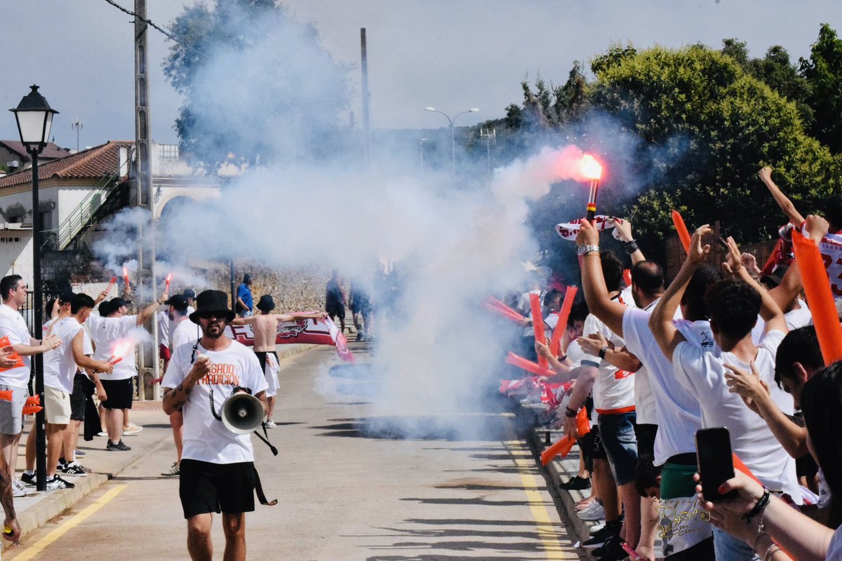 ¡VAMOS LLERENENSES! 🤍❤️

👊🏼 ¡ÚLTIMA BATALLA! 👊🏼

El ascenso a 2ªRFEF está en juego. ¡Caminemos juntos hasta Asturias!

#LealtadLlerenense | #Ascenso2ªRFEF